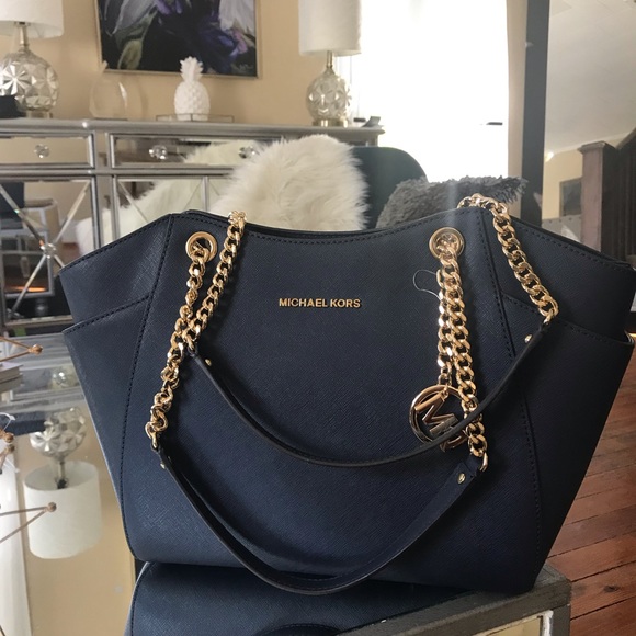 Michael Kors Handbags - Nwt Michael Kors Jet Set travel large chain tote